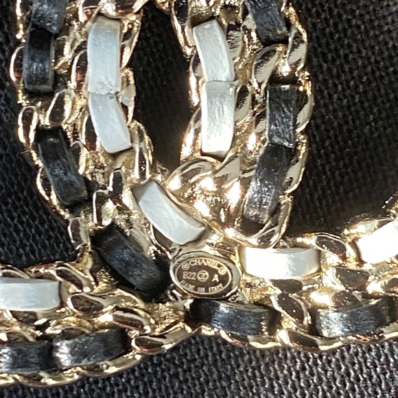 CHANEL 2022A GOLDEN TONE CC LOGO WHITE AND BLACK LEATHER SMALL BROOCH - Picture 14 of 14
